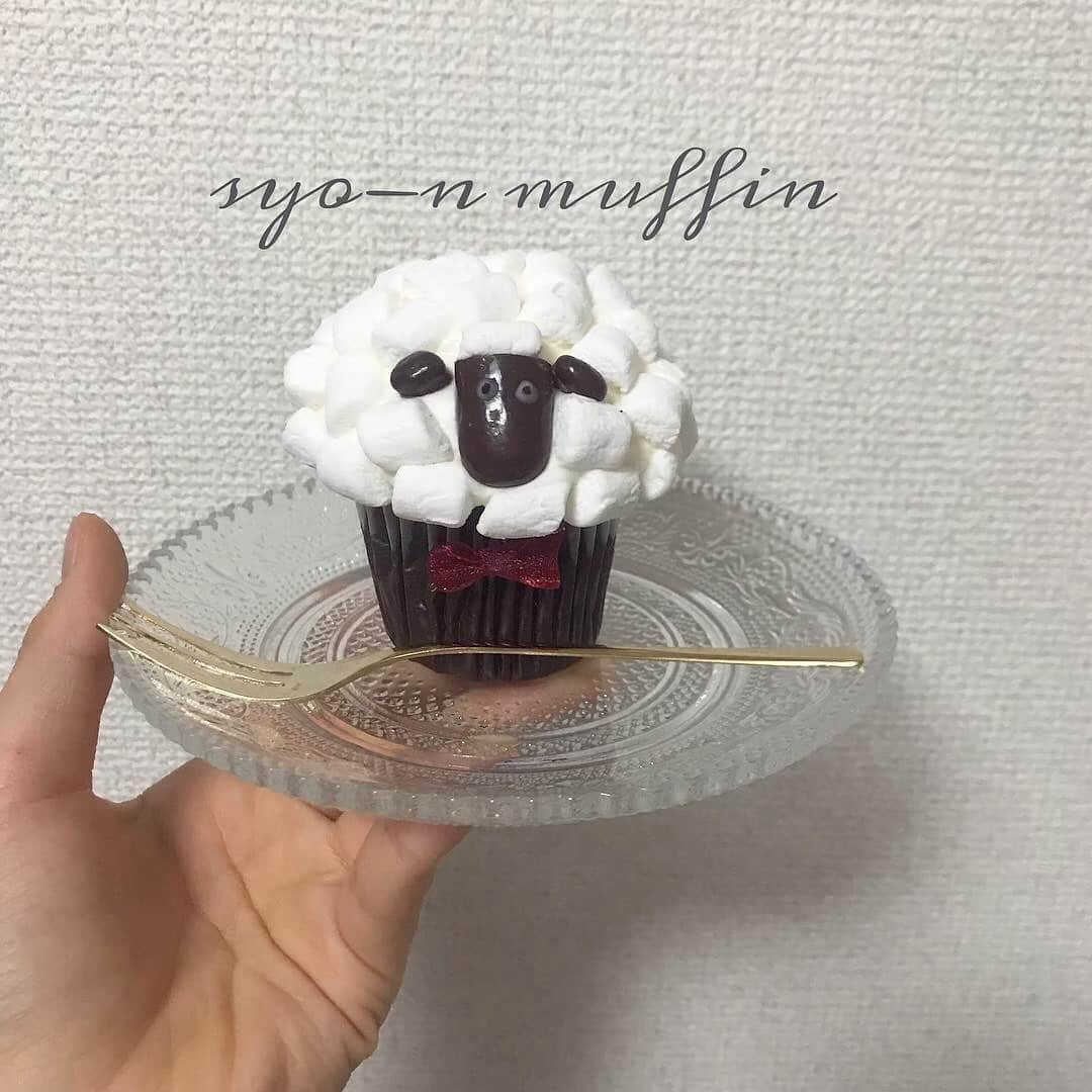 SUCLEさんのインスタグラム写真 - (SUCLEInstagram)「#ひつじのショーン 休日に作りたい♡  ひつじのショーンのチョコマフィン🐑  カップの部分にリボンをつけるとこだわり感が増しますね🎀  photo by @shiichan.ari  Sucle のBASEにて、Sucleオリジナル巾着ポーチを販売中✨﻿ ﻿ プロフィールのURLかストーリーズのURLからジャンプできるので、ぜひチェックしてみてください👀﻿ ﻿ @sucle_ では紹介する写真を募集中👧🏻﻿﻿ ﻿﻿﻿﻿﻿ ﻿﻿﻿﻿﻿﻿﻿﻿﻿﻿﻿﻿﻿ タグ付けやハッシュタグをつけてくれた投稿からもピックアップした写真をリポストしています！﻿﻿﻿﻿﻿﻿﻿﻿﻿﻿﻿﻿﻿﻿ #sucle をつける か このアカウントをタグ付けして投稿してね📸  #ひつじのショーン #ひつじ #マフィン #チョコマフィン #マフィン作り #マフィン好き #カフェ #cafe #手作り #手作り倶楽部  #手作りくら部  #おうちカフェ #お家カフェ #マシュマロ #マシュマロスイーツ #お菓子作り #休日の過ごし方 #シュクレ #東京 #てづくり #シュクレ#置き画くら部 #おきがくらぶ #おきが #置き画  #カフェ #カフェ巡り #ランチ #カフェ巡り好き」6月14日 19時04分 - sucle_