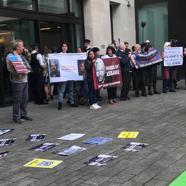 艾未未さんのインスタグラム写真 - (艾未未Instagram)「Demonstration in front of Westminster Court for Julian Assange. The Court is hearing the US’s request to extradite Assange today.力挺阿桑奇，反对引渡。」6月14日 19時05分 - aiww
