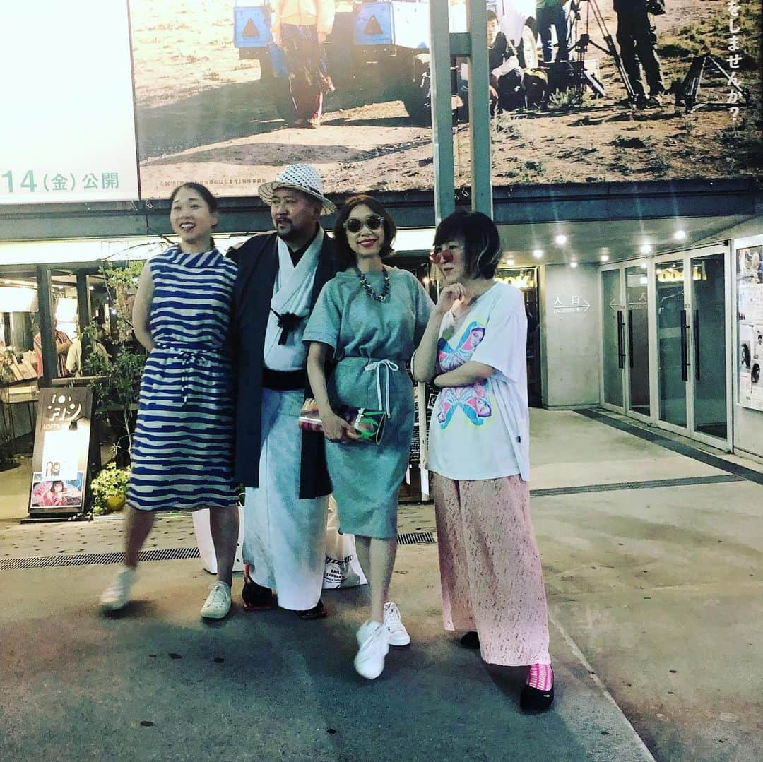 野宮真貴さんのインスタグラム写真 - (野宮真貴Instagram)「東京は夜の七時♪ 昨夜は幻冬舎plusのイベントへ。「人生の居場所をどう作る？ ～つながりの見つけ方、孤独との付き合い方～」をテーマに、矢吹透さん、山口真由さん、松永天馬さん、カワムラユキさんのトーク。4名中3名が私の知り合いという不思議。はじめましての山口さんの「酔ったらポケットにトリッパ入れてた」発言笑えました。カワムラユキさんとの化学反応も面白かったな。是非一緒に飲んでみたいです。天馬くんの「ステージが人生における自分の居場所であり、孤独と向き合う場所でもある」は同じミュージシャンとして同感でした。 楽しい時間をありがとう😊 矢吹さんのオリジナルメニューの枝豆ペペロンチーノが美味しかった🍺  #東京は夜の七時 #居場所を考える #矢吹透 #山口真由 #松永天馬 #カワムラユキ #幻冬舎plus #loft9 #野宮真貴#missmakinomiya」6月14日 19時06分 - missmakinomiya