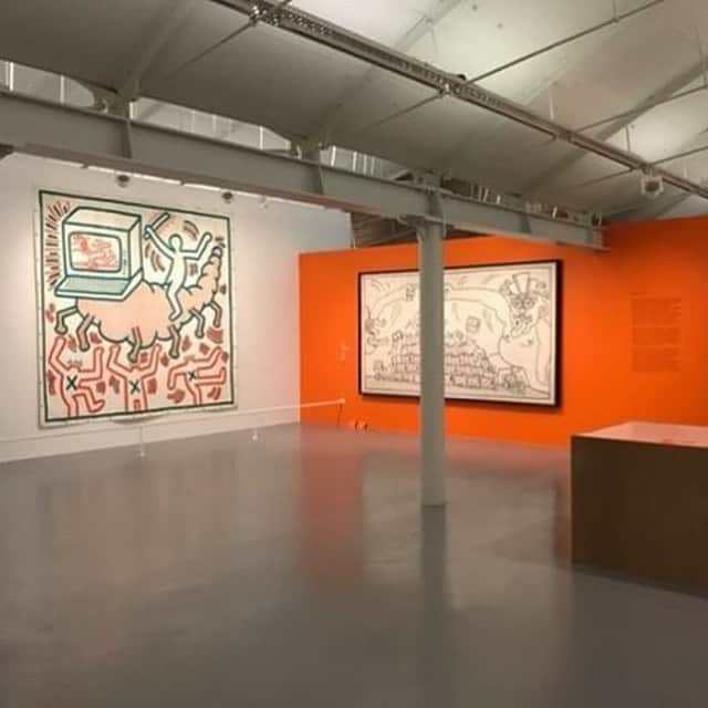 KAWSONEさんのインスタグラム写真 - (KAWSONEInstagram)「#KeithHaring opening today at @tateliverpool #tateliverpool  I’m happy to have loaned this painting, wish I could be there to see the entire show! (Thanks Jen at @tateliverpool for the install snap shot)」6月14日 19時16分 - kaws