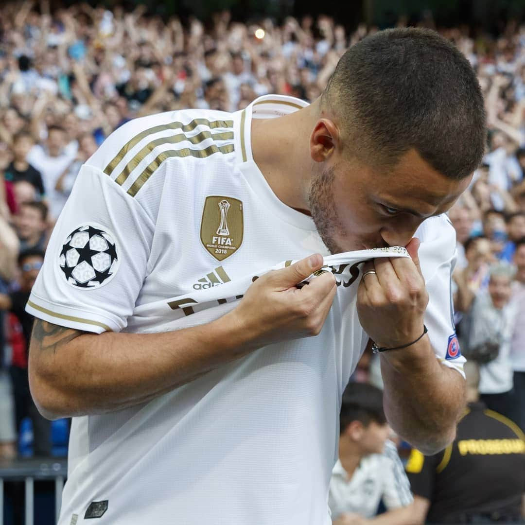 UEFAチャンピオンズリーグさんのインスタグラム写真 - (UEFAチャンピオンズリーグInstagram)「🤳 @hazardeden_10 in the @realmadrid shirt! 🙌  What 🏆 will Madrid win next season?」6月14日 19時16分 - championsleague