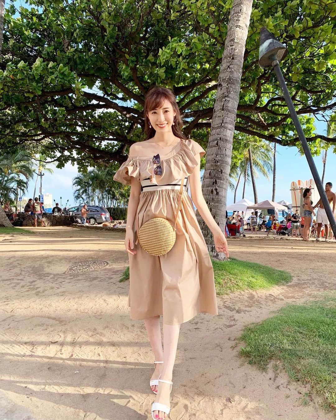 小林真由のインスタグラム：「⋆﻿ ⋆﻿ 褒められワンピ💛﻿ ワンショルダーにして着ました。﻿ 胸元の空きがとっても綺麗🍍﻿ one-piece: #ysstellashop﻿﻿ ﻿ ﻿ #hawaii #Honolulu #waikiki #travel #fashion # #ハワイ #ホノルル #ワイキキ #旅行 #家族旅行 #子連れ旅行 #子連れハワイ #3世代 #ファッション #コーデ #ママコーデ #コーディネート #ワンピース」
