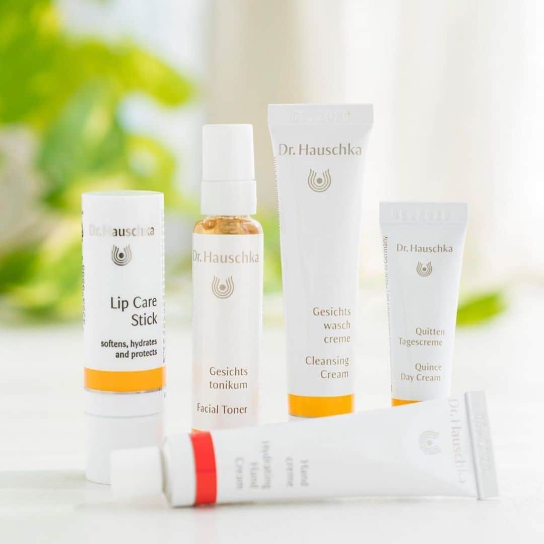 Dr. Hauschka Japan ドクターハウシュカさんのインスタグラム写真 - (Dr. Hauschka Japan ドクターハウシュカInstagram)「【フェイバリットキット】 夏目前。ジリジリと厳しい紫外線をはじめ、冷房による乾燥など外的刺激が猛威をふるうこれからの季節。 美しく健やかな肌で過ごすために、スキンケアを見直してみませんか。 . はじめてDr.ハウシュカをお使いいただく方のためのフェイバリットキットには、夏にぴったりなクインス（セイヨウカリン）のデイクリームを筆頭に基本アイテムが勢揃い。 朝晩のスキンケアに大活躍のクレンズクリームとフェイシャル トナーに、お肌をうるおいで満たすデイクリーム、そして気になる乾燥をいつでもケアするハンドクリームとリップケアスティック。 クインス デイクリームは保水力に長けたクインスシードがお肌にみずみずしさを与え、環境などの外部影響から肌を健やかに守ります。爽やかな使い心地で夏を軽やかに乗り切れることでしょう。 . Dr.ハウシュカのスキンケアには、一筋縄ではいかない日本の気候を元気な肌で生き抜くための秘密があります。 豊かな自然の恵みを余すことなく生かした特別なアイテム達が、どんなシーズンも美しく健康でありたいあなたを支えます。 ・・・・・・・・・・・・・・・・・・・・・・・・・ 詳しくは公式ホームページへ→@drhauschkajapan ・・・・・・・・・・・・・・・・・・・・・・・・・ #drhauschka #Drハウシュカ #ドクターハウシュカ #ナチュラルコスメ #ナチュラル #オーガニックコスメ #スキンケア #オーガニックスキンケア #ゆらぎ肌 #敏感肌 #オーガニックメイク #トライアルセット #drhauschkalive #natrue #認証オーガニック #サステナブルビューティ #エイジングケア #自然派 #植物エキス #お試し #フェイスケア #新生活 #フェイバリットキット #うるおい #保湿 #リップクリーム #神リップ #ハンドクリーム #クレンズクリーム #ミニサイズセット」6月14日 19時12分 - drhauschkajapan