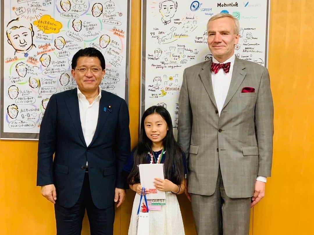 平井卓也さんのインスタグラム写真 - (平井卓也Instagram)「エストニアに渡航する小学生の井上美奈さんに大臣室にお越しいただきました。井上さんは、エストニアのSTREAM教育（サイエンス、テクノロジー、ロボット、エンジニアリング、アート、数学）に関心をもち、クラウドファンディングで資金を集めて、来週、エストニアで開催されるロボット関係のワークショップに参加します。たまたま、一昨日、クラウドファンディングReadyforのサイトを見て、井上さんの感性と実行力が素晴らしいと思い、私からお声がけしたものです。ネットの世界のセレンディピティですね。デジタルネイティブ世代のポテンシャルは我々の想像以上。こうした若者たちのポジティブな挑戦を応援していきたいと思います。レイナルト駐日エストニア大使、米良Readyfor代表取締役CEO、齋藤Robotex JapanCEO、プログラマーの若宮様にもご同席いただきました。井上さんには、是非楽しみながら沢山のことを学んできて欲しいと期待しています。 #平井卓也　#自民党 #エストニア」6月14日 19時13分 - hiratakuchan0125