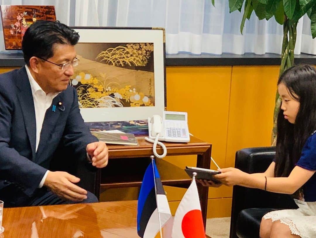 平井卓也さんのインスタグラム写真 - (平井卓也Instagram)「エストニアに渡航する小学生の井上美奈さんに大臣室にお越しいただきました。井上さんは、エストニアのSTREAM教育（サイエンス、テクノロジー、ロボット、エンジニアリング、アート、数学）に関心をもち、クラウドファンディングで資金を集めて、来週、エストニアで開催されるロボット関係のワークショップに参加します。たまたま、一昨日、クラウドファンディングReadyforのサイトを見て、井上さんの感性と実行力が素晴らしいと思い、私からお声がけしたものです。ネットの世界のセレンディピティですね。デジタルネイティブ世代のポテンシャルは我々の想像以上。こうした若者たちのポジティブな挑戦を応援していきたいと思います。レイナルト駐日エストニア大使、米良Readyfor代表取締役CEO、齋藤Robotex JapanCEO、プログラマーの若宮様にもご同席いただきました。井上さんには、是非楽しみながら沢山のことを学んできて欲しいと期待しています。 #平井卓也　#自民党 #エストニア」6月14日 19時13分 - hiratakuchan0125