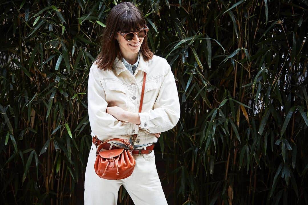 のインスタグラム：「How to give a glamorous touch to a white outfit? Splash some caramel on it! ☆ #ILBISONTE」