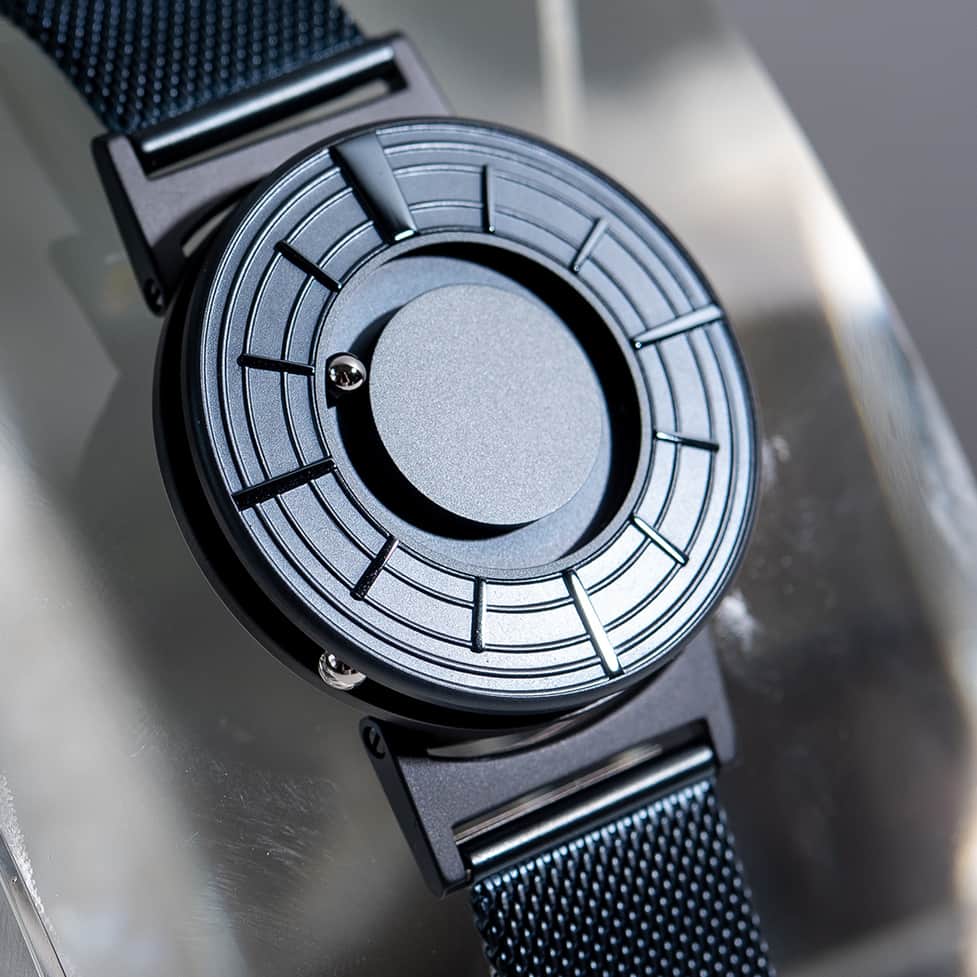 Eone Time Japanさんのインスタグラム写真 - (Eone Time JapanInstagram)「光がなくても時間を知ることができる。 優しい人の時計ーBradley 期間限定10%セール(~7.7) . [写真説明] 新しいモデルのBradley Edge Cobaltが透明なオブゼの上に飾られています。 . Design for everyone, Eone . www.eone-time.jp . #watch #時計 #腕時計 #おしゃれ #デザイン #視覚障害 #bradleytimepiece #eone #everyone #ブラッドリー #イーワン #ブラッドリータイムピース #さわる時計 #今日の時計 #時計好き #お洒落さんと繋がりたい #ペアウォッチ #プレゼント #記念日 #マイブーム #นาฬิกา」6月14日 19時15分 - eone_japan