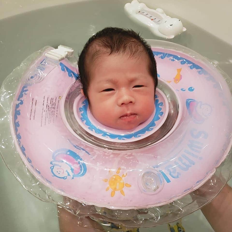 竹末裕美さんのインスタグラム写真 - (竹末裕美Instagram)「昨日、1ヵ月検診が無事終わったから初めてのお風呂😊 沐浴の時から気持ち良さそうだったけど、お風呂も気持ち良さそうで良かった😆 この浮き輪😲 泳いでるみたいだった(笑)  #赤ちゃん #1ヵ月検診 #お風呂 #気持ち良さそう #かわいい」6月14日 19時19分 - hiromitakesue