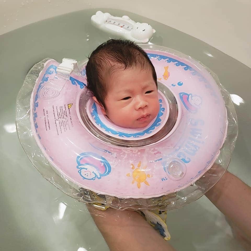 竹末裕美さんのインスタグラム写真 - (竹末裕美Instagram)「昨日、1ヵ月検診が無事終わったから初めてのお風呂😊 沐浴の時から気持ち良さそうだったけど、お風呂も気持ち良さそうで良かった😆 この浮き輪😲 泳いでるみたいだった(笑)  #赤ちゃん #1ヵ月検診 #お風呂 #気持ち良さそう #かわいい」6月14日 19時19分 - hiromitakesue