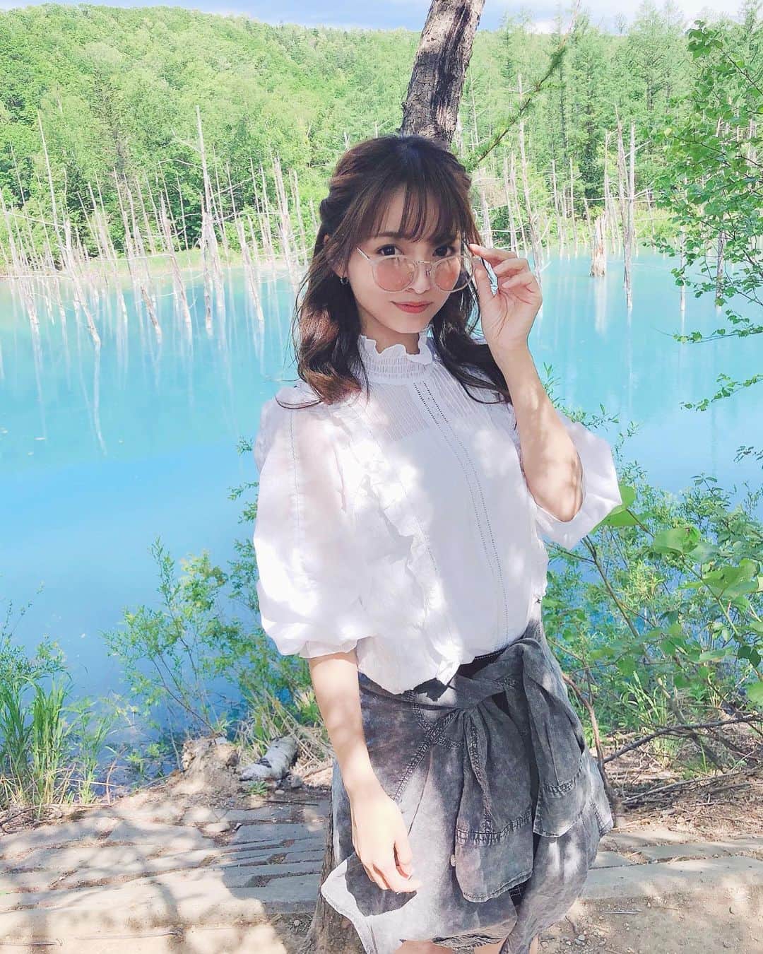 三田寺円のインスタグラム：「北海道旅行🐄🍼💓 天気に恵まれて、楽しい🥰 青い池がとっても綺麗だった💕 . #北海道 #北海道旅行 #青い池」