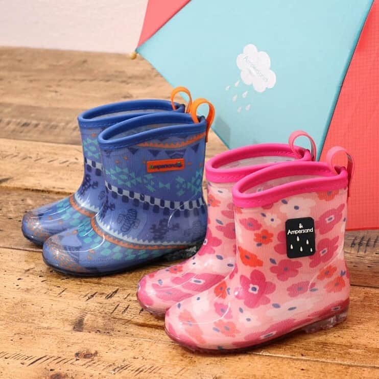 エフオーオンラインストア 子供服さんのインスタグラム写真 - (エフオーオンラインストア 子供服Instagram)「雨の季節ですね。そろそろ大活躍のレイングッズのご紹介です☆ 花柄とサボテン柄がかわいい。履き口が生地でパイピングされている仕様なので当たっても痛くなくてお子様の足にやさしいところがGOOD！ ------ レインシューズ￥1,300+税(14-19cm)  他にもレイングッズ多数販売中✨ ぜひプロフィール🔝のURLから「レイングッズ」で検索してくださいね☂️ . #fokids #ampersamd #レイングッズ #梅雨入り  #エフオーキッズオフィシャル #エフオーキッズ #アンパサンド #レインシューズ #リンクコーデ #キッズコーデ #キッズファッション #今日のコーデ  #kidsfashion #kidscode #ig_kids #kids_japan_ootd #kjp_ootd　#おそろコーデ #親子コーデ #女の子コーデ #男の子ママ #男の子コーデ #男の子服 #むすこーで #息子コーデ #flatlaykids #子供服 #こどもふく#foonline #エフオーオンライン」6月14日 19時27分 - foonline