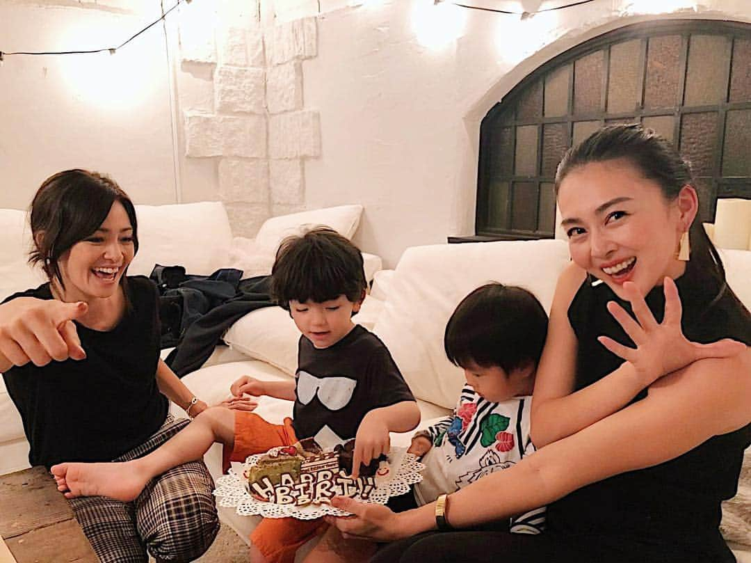 桜井裕美さんのインスタグラム写真 - (桜井裕美Instagram)「先日の一コマ！！ みんな誕生日が続いてたので、お祝い🥂 ケーキが可愛いかった😍 子供たちも釘付け👶❣️❣️ この日うちの子は初チョコレート❤️口の周りをチョコだらけにして🍫こんなに美味しいものがあるのかと言うぐらいがっついていました😂  #バースデーケーキ #初チョコ #mama #mamamodel #息子 #子育て #ママモデル #育児中 #kids #キッズ #子供 #ママライフ #男の子 #2歳児#ママコーデ#mamacoordinate #mamafashion #ootd」6月14日 10時37分 - yumisakurai24