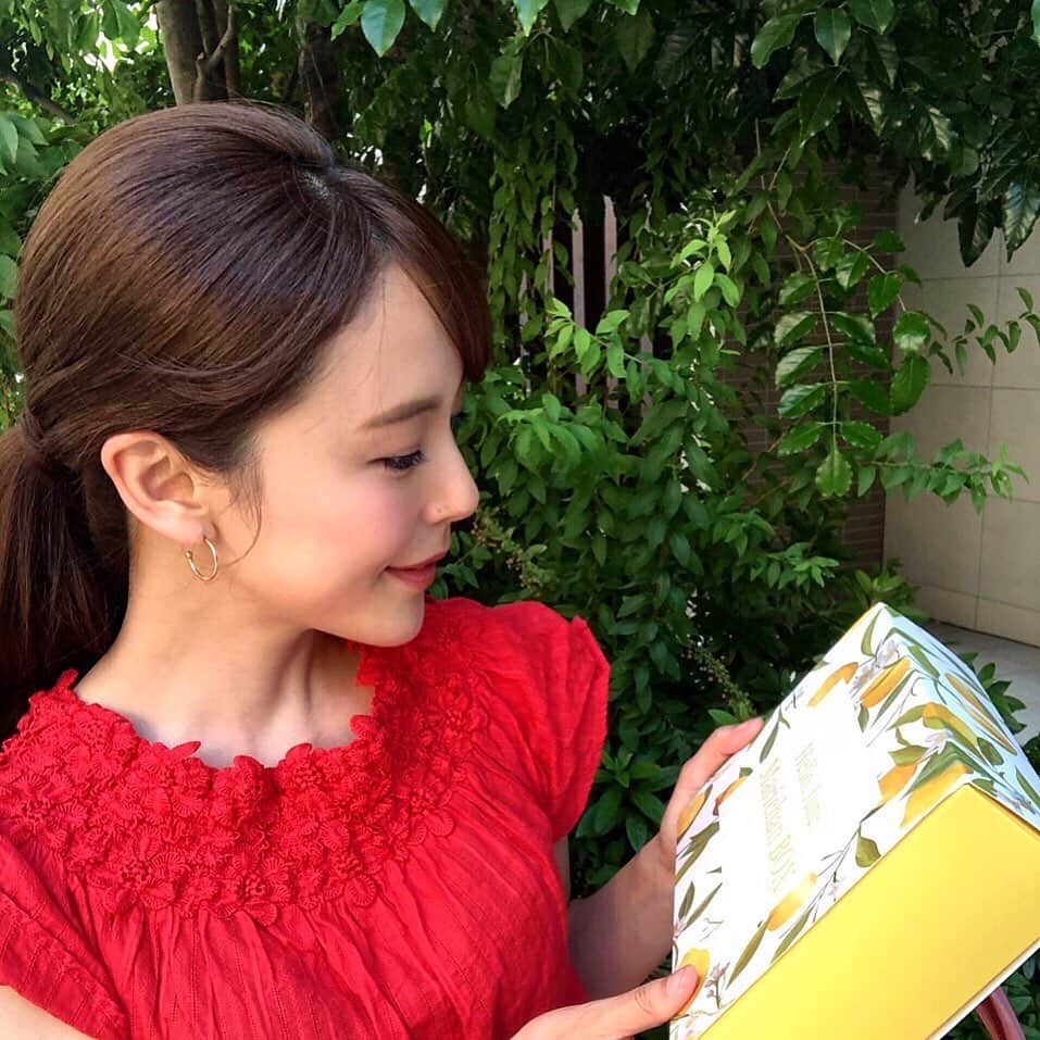 のインスタグラム：「月イチ韓国コスメ🇰🇷 スワイプしてね▶︎▶︎▶︎ ・ #りーまる #サロモ #サロンモデル #インフルエンサー #フリーモデル#フリーランスモデル#撮影データ #撮影モデル募集 #広告モデル #ファッション ・ ・ ・ ・ ・ ・ @marichan_box_jp は月に一回、 韓国コスメが届けられる定期便！ ・ ・ わたしここの定期便ほんとに楽しみにしてるんです💓 中身が分からないサプライズって ほんとに楽しいし、 月一の楽しみで使える値段設定なのも好き！ ・ ・ 先月はコスメに対して、 6月号はスキンケア入ってきました🇰🇷💐 ・ ・ 実は そんなわたしのインスタを こちらの企業さんがみてくださってたようで、 先月ご担当者の“マリちゃん”から 1年間のオフィシャルサポーターのオファーをいただきました🤲💓 ・ ・ 今週末さっそくランチミーティングを行う予定です🐶 ・ ・ ・ ・ せっかくご機会を頂けたので、 お客さん目線の声を企業さんに伝えて、 お互いもっと素敵なものができるように ちょっとでも貢献できたらなぁ💭って思ってます💐 ・ ・ ・ さぁ！今日も1日外なので かえったらこちらの黄色パックします✊ ・ ・ ・ ・ ・ ・ ・ 〈 撮影依頼募集中〉 7月の撮影依頼おまちしてます♪ DMくださると嬉しいです💐 よろしくお願い致します☺︎ ・ ・ ・ ・ #アパレルモデル #りーまる美容#ポートレートモデル #被写体モデル#カメラマンさんと繋がりたい #サロンモデル募集 #作品撮り #ダイエット #写真好きな人と繋がりたい  #美容好きな人と繋がりたい #紫外線対策#韓国ファッション #女子力アップ #コスメ購入品 #東京グルメ  #保湿ケア#定期便 #韓国メイク #韓国コスメ」