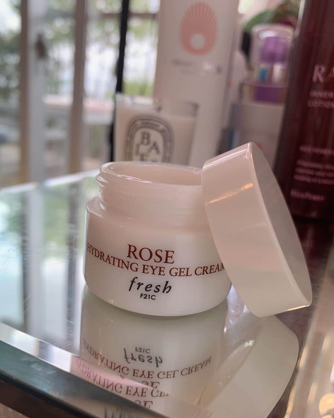 梅宮アンナさんのインスタグラム写真 - (梅宮アンナInstagram)「目尻のシワに、クリームを🌟🌟🌟 私は、これ  @freshbeauty の  eye gel cream💕🎉 #rosehydratingeyegelcream #freshbeauty #eyewrinkles #beauty #eyecream#momoの声が〜〜#お米食べてる〜#テラスの鳥にお米を」6月14日 10時57分 - annaumemiya