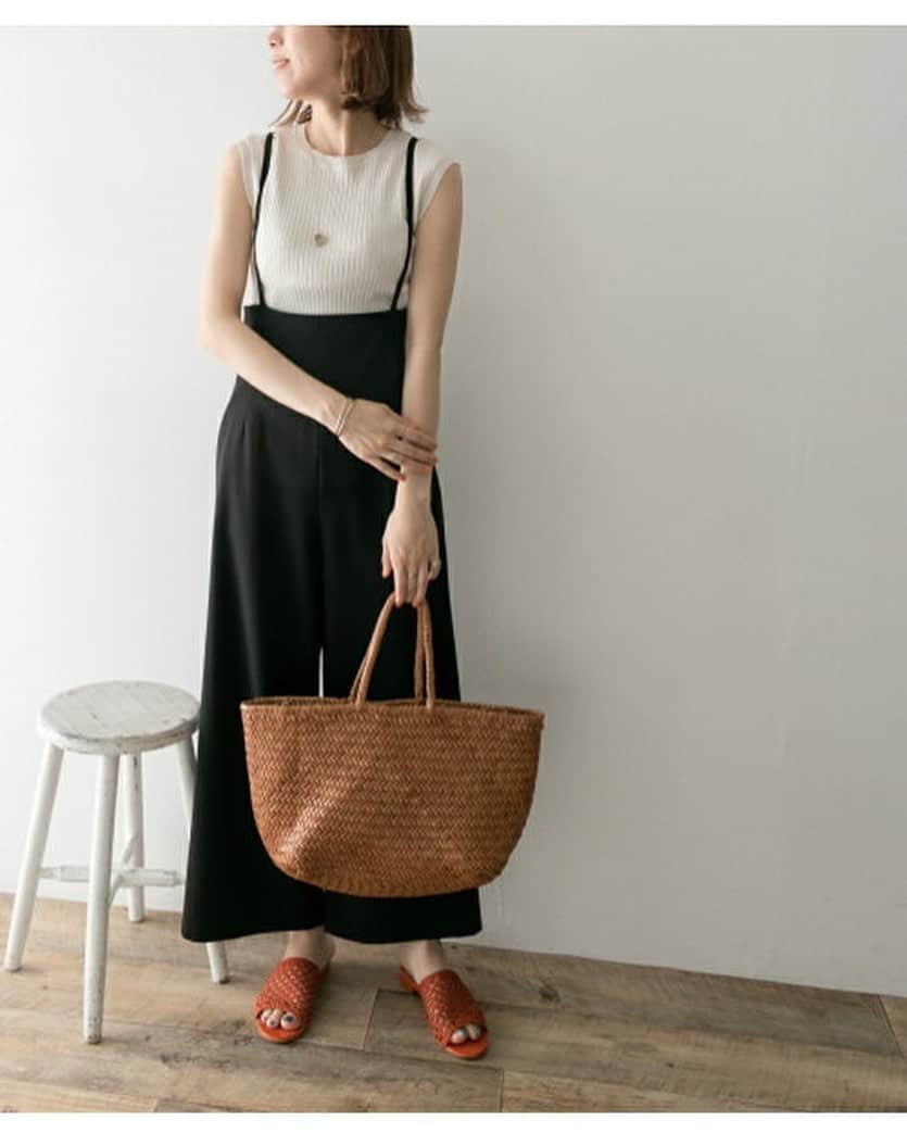 のインスタグラム：「.⁣⁣ ----------------------------⁣-----⁣ サスペンダー付サロペット⁣ URBAN RESEARCH⁣ 送料無料⁣⁣ ---------------------------------⁣ .⁣⁣ 薄手でしわになりにくく、取扱いが簡単👌⁣ ハイウエスト×華奢なサスペンダーが⁣ 女性らしいデザイン💕⁣ ⁣ シンプルなカットソーをインすれば⁣ 華奢みえで女性らしさがグンとUP◎⁣ .⁣⁣ #楽天ブランドアベニュー #楽天 #rakuten #rakutenbrandavenue #コーデ #コーディネート #ファッション #夏服コーデ #今日のコーデ #きょコ #お洒落さんと繋がりたい #服好きな人と繋がりたい #fashion #大人カジュアル #カジュアルコーデ #楽ちんコーデ #サロペット #サロペットコーデ #サロペットパンツ #ハイウエスト #ハイウエストパンツ #ワイドパンツ #アーバンリサーチ #URBANRESEARCH」