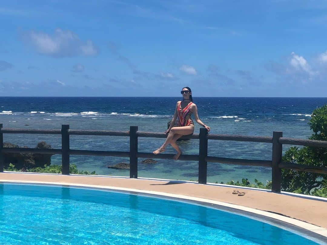 DJ JUICYのインスタグラム：「昔からよく水泳やってたの？って言われる🏊‍♀️🏊‍♀️🏊‍♀️やってません...💧💧💧 でも泳ぐの大好き💕  あの島まで泳いで行ける自信ある(女芸人遠泳部イケるな🤔) でもサメやクラゲがこわいんだ😣💦 あ〜〜イルカと一緒に泳ぎたいなぁ🐬⤴️✨ 魔女になったらイルカに乗って移動しよう🙋🏻‍♀️🐬💖🌈🌴 #juicy#trip#trivel#dream#beach#japan#miyakojima#水泳体型#泳ぐの大好き#イルカと泳ぎたい#魔女修行」