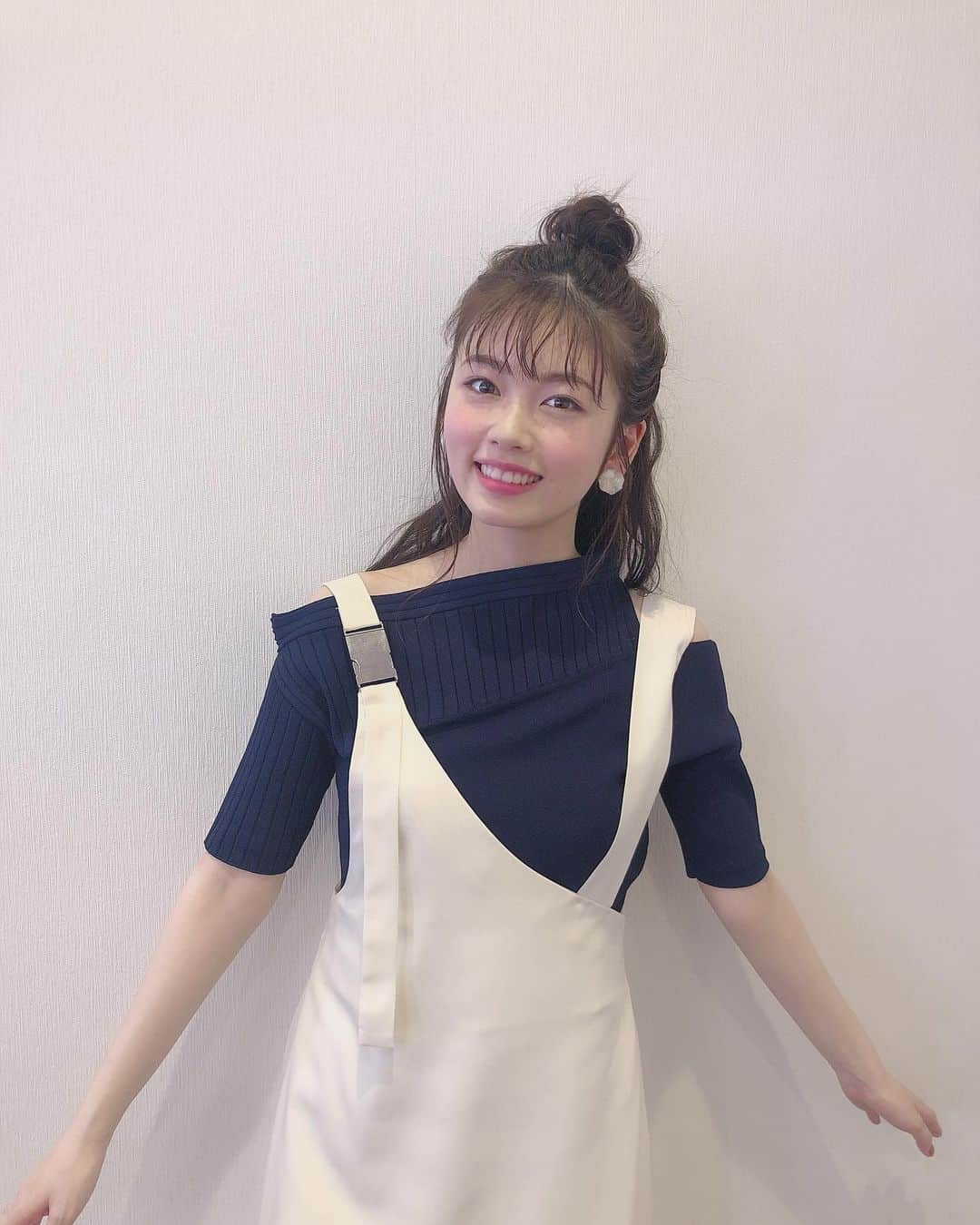 小芝風花さんのインスタグラム写真 - (小芝風花Instagram)「お知らせです📢 本日、6月14日（金） テレビ朝日 25：20〜 「オスカル！はなきんリサーチ」 今回は、「凄腕マジシャン」をリサーチしております😊 凄すぎて興奮しまくりでした☺︎ ぜひご覧ください(｡・・｡) #オスカルはなきんリサーチ #凄腕マジシャン #この衣装 #この髪型 #お気に入り❤︎」6月14日 10時55分 - fuka_koshiba_official