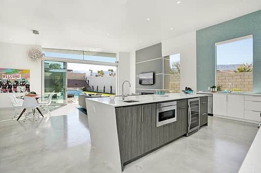 Design Milkさんのインスタグラム写真 - (Design MilkInstagram)「This Bel Air Modern #home designed by @kudproperties combines the luxe factor of #BelAir with the laid back vibe of #PalmSprings. It’s also available to move in. 🤩」6月14日 11時07分 - designmilk