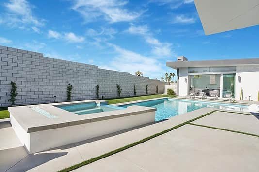 Design Milkさんのインスタグラム写真 - (Design MilkInstagram)「This Bel Air Modern #home designed by @kudproperties combines the luxe factor of #BelAir with the laid back vibe of #PalmSprings. It’s also available to move in. 🤩」6月14日 11時07分 - designmilk