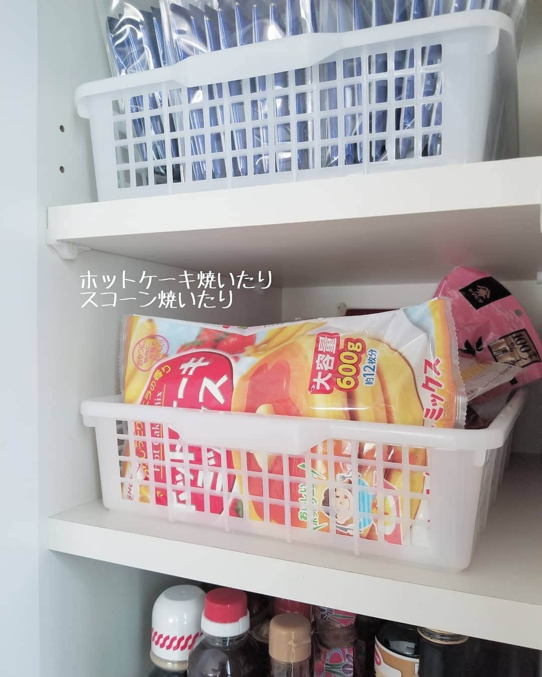 koyukkuma 一条工務店さんのインスタグラム写真 - (koyukkuma 一条工務店Instagram)「• 朝ご飯の質問あったのでお答えします🎵 • みなさんは朝ご飯、何派ですか？ 我が家は特に決めてなくて、何でも食べます🍴 • 冷凍したご飯を温め直して納豆やふりかけご飯、おにぎりにしたり。 コストコで買いだめした冷凍のパン(マフィン•ディナーロール•ベーグル)を焼いて具を挟んだり。 • 冷凍ストックない時はホットケーキ焼いたり、スコーン焼いたり。 それが面倒な時はコーンフレークを出します🙂 • メインにプラスで前の日の汁物の残りを温め直して出します。 みそ汁、コンソメスープ、中華スープを前の日の晩ご飯の時に野菜たっぷり入れて多めに作ってるので、そのまま翌朝も出します！ 温めるだけで栄養たっぷりの汁物が食べられる👍 • 余裕があればウインナー焼いたり、ハムエッグ用意したり。 • それから牛乳と果物を出します！ • 本当は菓子パンでも適当に食べさせてラクしたいけど、菓子パンって1つ80～100円するし、それを人数分ともなると1ヶ月で余裕の1万円超え。 む……無理！ • だからたまーーーに菓子パン買ってあげると、子どもたちが喜んでお祭り騒ぎに……(笑) • ほんのひと手間、パンやご飯や汁物を温めるだけやけど、それで食費の節約できて栄養取れた方がいいかなと思ってこのスタイルでやり続けてます🙂 (果物費は節約する気ありません～🙈) • 菓子パン惣菜パン………食べたいなぁ～ • #一条工務店 #アイスマート #ismart #マイホーム #おうち #キッチン #キッチンリセット #朝ご飯 #朝食 #献立 #食育 #育児 #子育て #片付け #整理整頓 #掃除 #家事 #暮らし #暮らしを楽しむ #日々のこと #日々の暮らし #すっきり暮らす #シンプルライフ #シンプルな暮らし #暮らしを整える #子どものいる暮らし #花のある暮らし」6月14日 11時07分 - kumasan_ismart