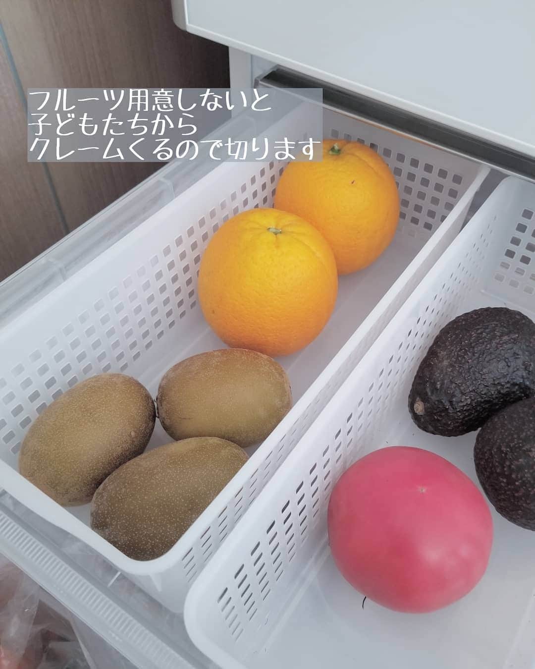 koyukkuma 一条工務店さんのインスタグラム写真 - (koyukkuma 一条工務店Instagram)「• 朝ご飯の質問あったのでお答えします🎵 • みなさんは朝ご飯、何派ですか？ 我が家は特に決めてなくて、何でも食べます🍴 • 冷凍したご飯を温め直して納豆やふりかけご飯、おにぎりにしたり。 コストコで買いだめした冷凍のパン(マフィン•ディナーロール•ベーグル)を焼いて具を挟んだり。 • 冷凍ストックない時はホットケーキ焼いたり、スコーン焼いたり。 それが面倒な時はコーンフレークを出します🙂 • メインにプラスで前の日の汁物の残りを温め直して出します。 みそ汁、コンソメスープ、中華スープを前の日の晩ご飯の時に野菜たっぷり入れて多めに作ってるので、そのまま翌朝も出します！ 温めるだけで栄養たっぷりの汁物が食べられる👍 • 余裕があればウインナー焼いたり、ハムエッグ用意したり。 • それから牛乳と果物を出します！ • 本当は菓子パンでも適当に食べさせてラクしたいけど、菓子パンって1つ80～100円するし、それを人数分ともなると1ヶ月で余裕の1万円超え。 む……無理！ • だからたまーーーに菓子パン買ってあげると、子どもたちが喜んでお祭り騒ぎに……(笑) • ほんのひと手間、パンやご飯や汁物を温めるだけやけど、それで食費の節約できて栄養取れた方がいいかなと思ってこのスタイルでやり続けてます🙂 (果物費は節約する気ありません～🙈) • 菓子パン惣菜パン………食べたいなぁ～ • #一条工務店 #アイスマート #ismart #マイホーム #おうち #キッチン #キッチンリセット #朝ご飯 #朝食 #献立 #食育 #育児 #子育て #片付け #整理整頓 #掃除 #家事 #暮らし #暮らしを楽しむ #日々のこと #日々の暮らし #すっきり暮らす #シンプルライフ #シンプルな暮らし #暮らしを整える #子どものいる暮らし #花のある暮らし」6月14日 11時07分 - kumasan_ismart
