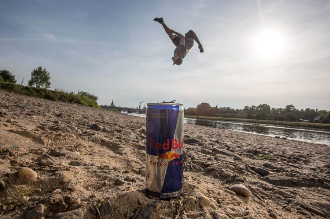 レッドブルさんのインスタグラム写真 - (レッドブルInstagram)「🕊💥 @thejasonpaul  #redbull #翼をさずける #parkour #trickart #パルクール」6月14日 11時00分 - redbulljapan