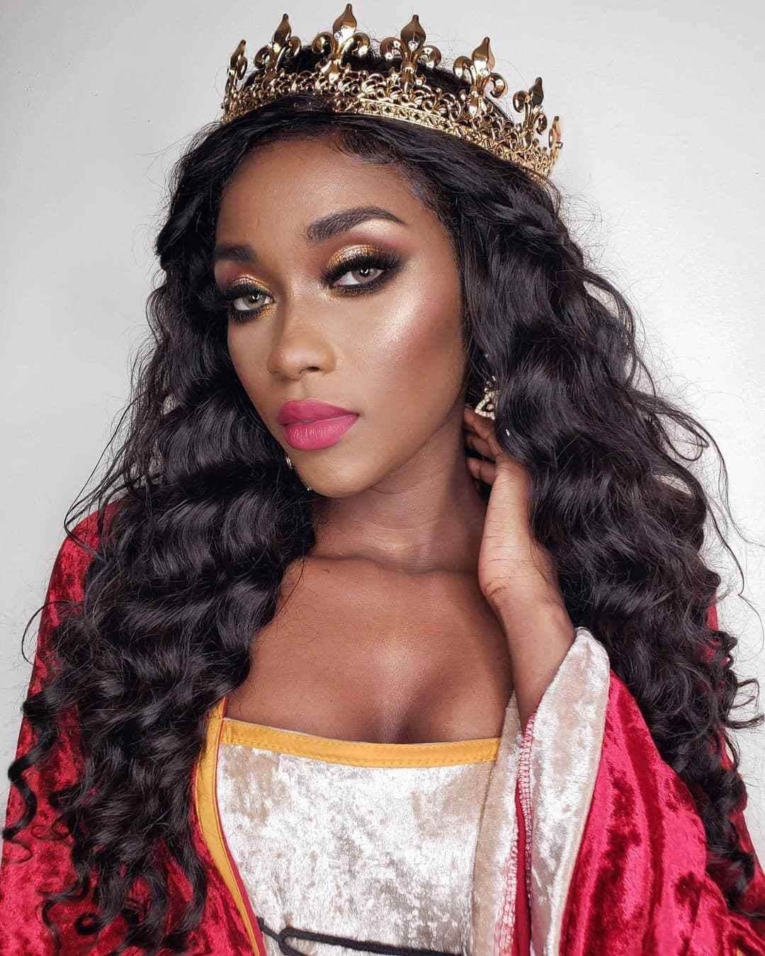 COVERGIRLさんのインスタグラム写真 - (COVERGIRLInstagram)「This Queen👑 ! @flawless_by_tenisha is giving us total royal vibes, rocking the Revolution Eyeshadow Palette, #Exhibitionist Liquid Glitter Eyeshadow in 'Flashing Lights', and #TruNaked Queenship Cream Eyeshadow Stick in '950'. #COVERGIRLMADE #COVERGIRLCrueltyFree #CrueltyFree」6月14日 11時02分 - covergirl