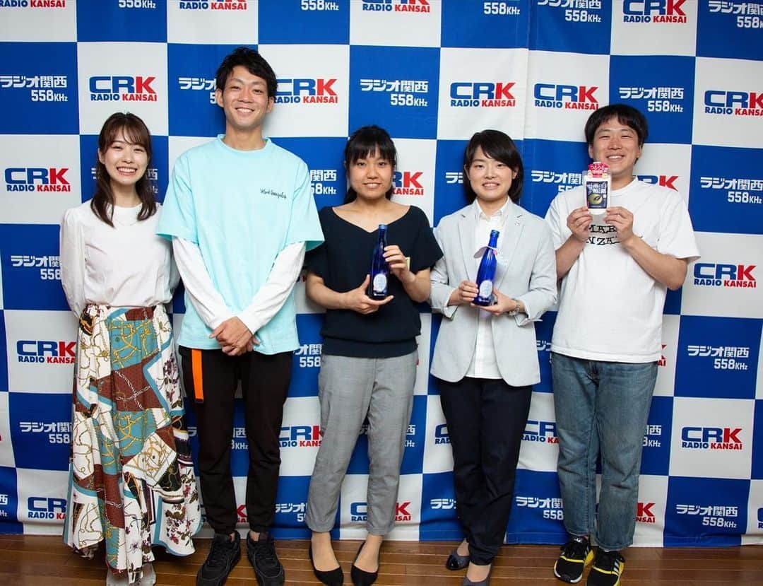 白鶴酒造株式会社のインスタグラム：「白鶴の若手社員が、ラジオ関西さんの就活応援番組「ネイビーズアフロのレディGO!HYOGO」にお招きいただきました！【6月14日　23時～24時放送】 白鶴での仕事内容、学生時代の研究、兵庫県の魅力、そして、就職活動中の学生さんへのアドバイスなどをお話ししました。アナウンサーの津田さん、ネイビーズアフロの皆川さん、はじりさんのおかげで、笑いあふれる収録になりました♪ 白鶴の雰囲気が伝わる思いますので、就活中のみなさんもそうでない方も、ぜひ聴いてみてくださいね。聞き逃した場合は番組HPや、ラジコ（１週間以内）でも視聴できますよ。  番組HP　http://jocr.jp/ladygohyogo/ 番組Twitter　https://twitter.com/GoHyogo  #白鶴 #日本酒 #hakutsuru #折り鶴 #foldedpapercrane #japan #神戸 #kobe #酒 #sake #japanesesake #japaneseculture #灘五郷 #GI灘五郷 #lovehyogo #lovekobe #insta_higashinada #ラジオ関西 #ネイビーズアフロ #就活 #ネイビーズアフロのレディGO!HYOGO #酒粕パック #淡雪スパークリング #津田明日香 アナウンサー」