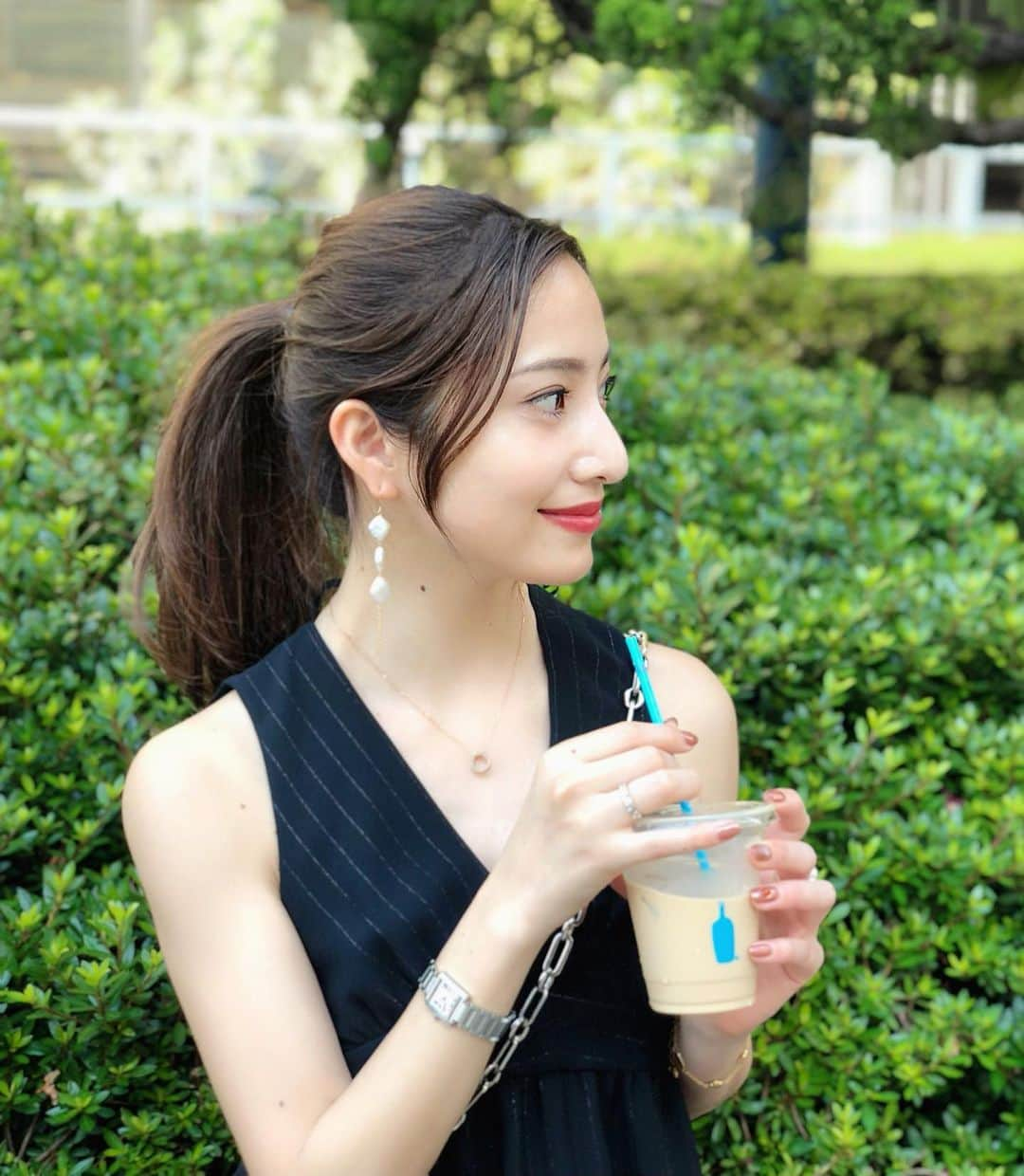 雨宮みずきさんのインスタグラム写真 - (雨宮みずきInstagram)「． 久々にブルーボトルコーヒー☕️💙 ブラックも飲めるんだけど 気持ち悪くなったり胃が痛くなっちゃうので いつもカフェラテ派です🤣🙄🤔 ． 夏らしいおNEWのピアス🌻🌻 可愛い妹 @aaaoo_25 デザインなの❣️❣️ これから夏はアップヘアも増えるし 色々なデザインつけたいな😘 あおいちゃんデザインのピアスは 水着に合わせても絶対可愛い😍👙💕 ． #アクセサリー #ピアス #夏ピアス #手作りアクセサリー #水着 #水着コーデ #ぴったり #夏アクセ #ハンドメイドピアス #ハンドメイドアクセサリー #ブルーボトルコーヒー #bluebottlecoffee」6月14日 11時06分 - ammymzk0926