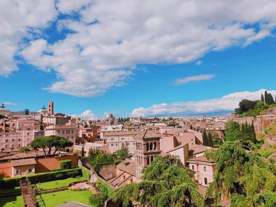 朝日放送「朝だ！生です旅サラダ」さんのインスタグラム写真 - (朝日放送「朝だ！生です旅サラダ」Instagram)「@micahirose ホテルの屋上からの眺めも最高です！ #ローマは一日にして成らず 。。 まさにそんな言葉が浮かんでくるような、 #古き良き美しい街 の景色が広がっていました！ _ #屋上からの景色 #最高です #ローマの街を一望できる #ザルームズオブローマ-パラッツォリノチェロス  #The Rooms of Rome -Palazzo Rhinoceros #ローマ  #Rome #イタリア #Italy _ #ABCテレビ #朝日放送テレビ #朝だ生です旅サラダ #土曜朝 #8時 #旅サラダガールズ  #広瀬未花 #海外 #旅 #travel #trip」6月14日 11時16分 - tabisalad