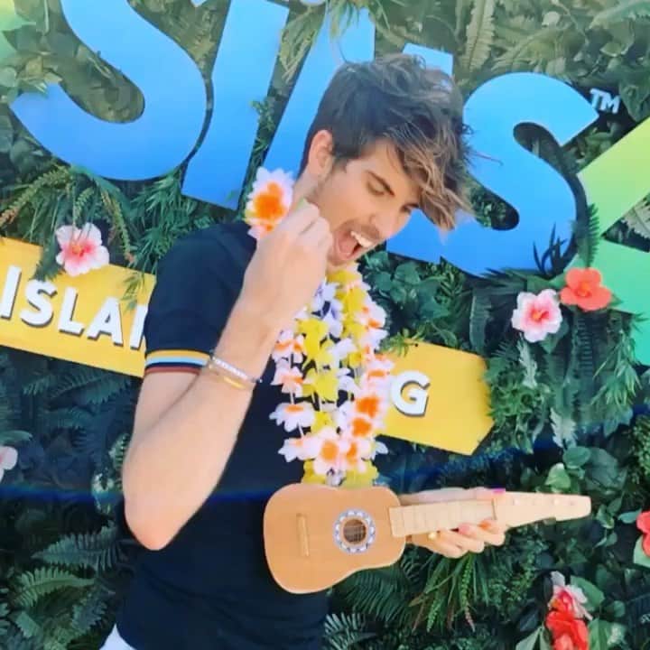 ジョーイ・グレーセッファのインスタグラム：「Comment only tropical emojis! ☀️🍍🌴🌺 Was lucky to get first dibs to play the new @theSims #tsislandliving expansion! GUYS... You can be a MERMAID!!🧜🏼‍♂️ #thesims」