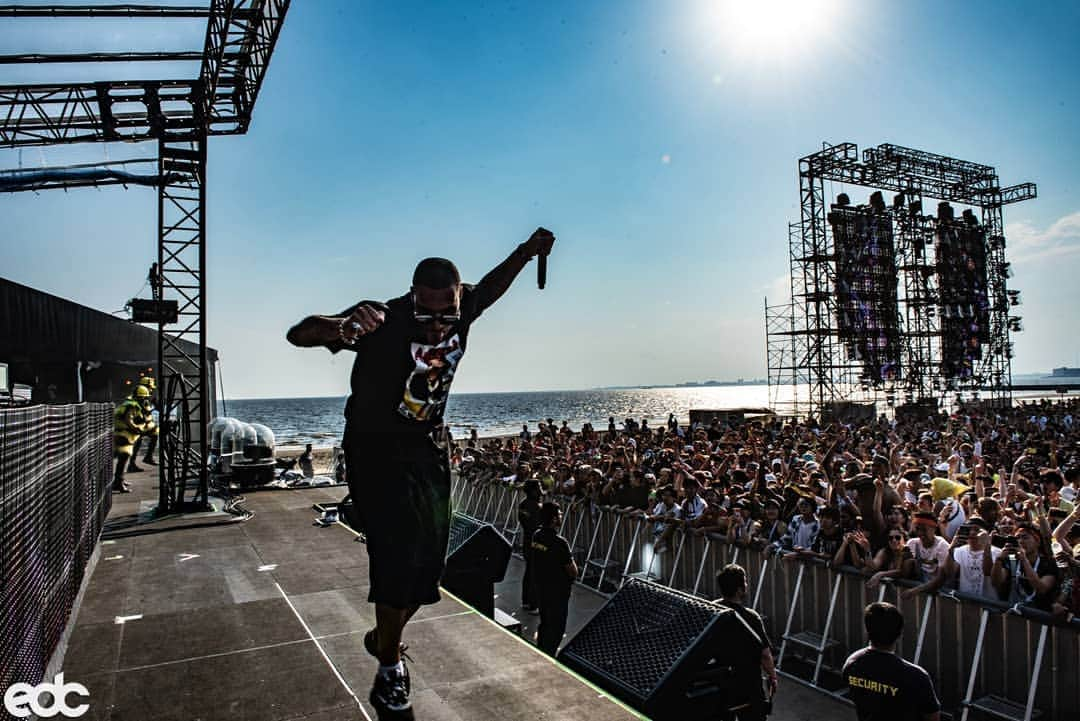 EDC Japanさんのインスタグラム写真 - (EDC JapanInstagram)「最高の天気でcosmicBEACHステージの盛り上がりは最高潮!! Great Weather, a Great Beach, and Great Music at cosmicBEACH!! ☀️🏖🔊 #edcjapan #cosmicBEACH」6月14日 11時11分 - edc_japan