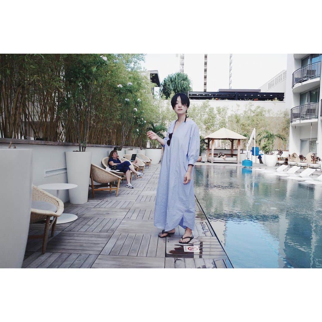 高山都さんのインスタグラム写真 - (高山都Instagram)「朝8km走って、ホテルのプールでも泳いだ。というか、浮いた。 今回、ほんと何にもしてない。笑 @oblekt.jp とコラボで作ったシャツワンピも2色連れてきました。 #都ふく こっちの色は、水着の上に着て、このまま朝食に。 158cmのワタシで、ビーサン履いてこの丈感です。 旅先でも街でも使えて、しかもこれ細く見えるw 16日に詳細がアップされるので、またお知らせさせてください。 水着は妹 @nao_70koro が手がける @la_balance_online.s にてセレクト商品として扱ってるもの。妊娠中の彼女の代わりに、着てーって旅立つ前に手渡されました。笑 お腹があいてるから、ワンピース型でも、ぼてっと見えない…気がする。 スタイルはどーにもこーにも誤魔化せないけどね。笑 #都の旅の記録 #hawaii」6月14日 11時16分 - miyare38