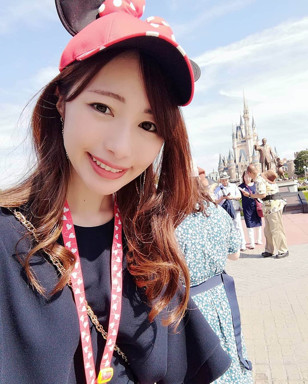 のインスタグラム：「* 日曜日～１週間東京です🗼 * ディズニーには行けないけど、がんばろ～🔥 とりあえずタピオカ飲むのを楽しみに東京を乗り切る😂 東京は本当に本当に人が多くて、名古屋でもあまり電車に乗らないから、本当に満員電車がつらい😭 東京に住んでる人はすごいなぁ～👏 * 次のご褒美ネタがなくて、テンションがあがらない日々、、(笑) * プロデュースしているエシカルブランド🚩 ランギットカラーズ(@langitcorals)のPOP UP SHOPが現在東京で開催中ですー！ 私は16日～18日まで小田急新宿店🏖️ 19日～22日まで銀座松屋にいます🏖️ * 是非お立ち寄りくださーい👯👯 * * #タピオカ #おすすめください #東京 #ディズニー #東京ディズニーランド #tokyotokyo #disney #TDL #tokyolife #japan_of_insta #小田急 #松屋 #langitcorals #エシカル #フェアトレード #」
