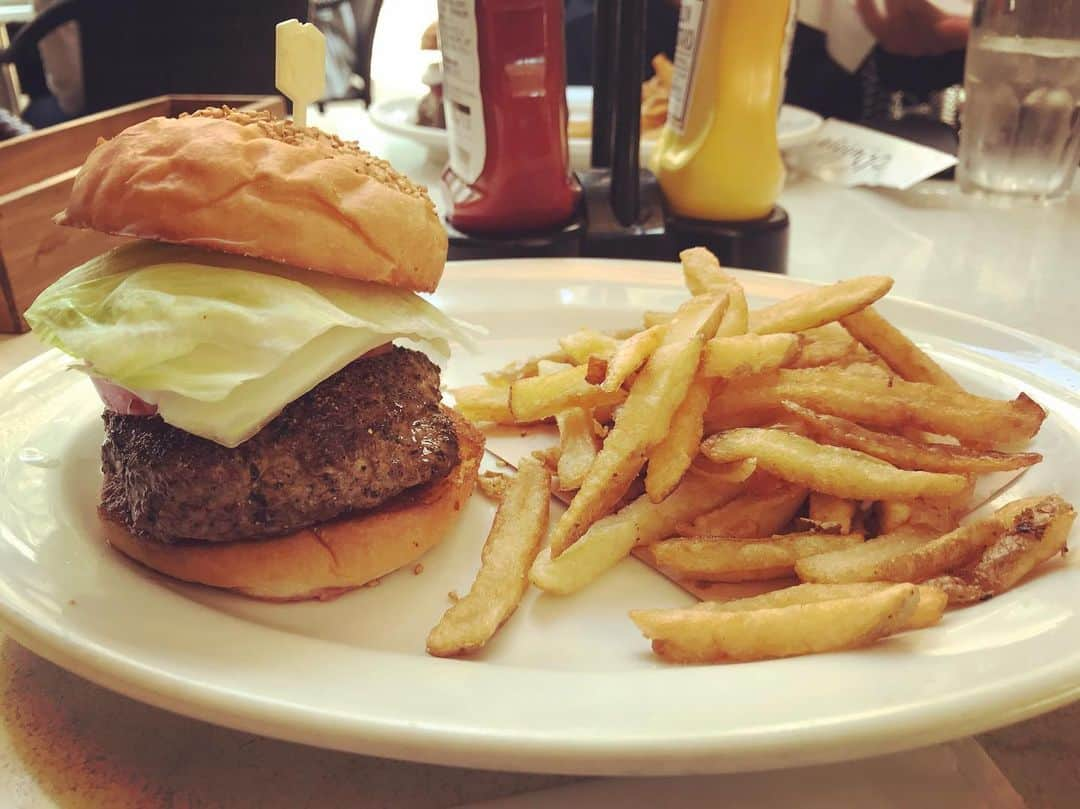 荒木次元のインスタグラム：「最近、同僚と行くお昼ご飯が美味しくて仕方ない #lunch #burger」