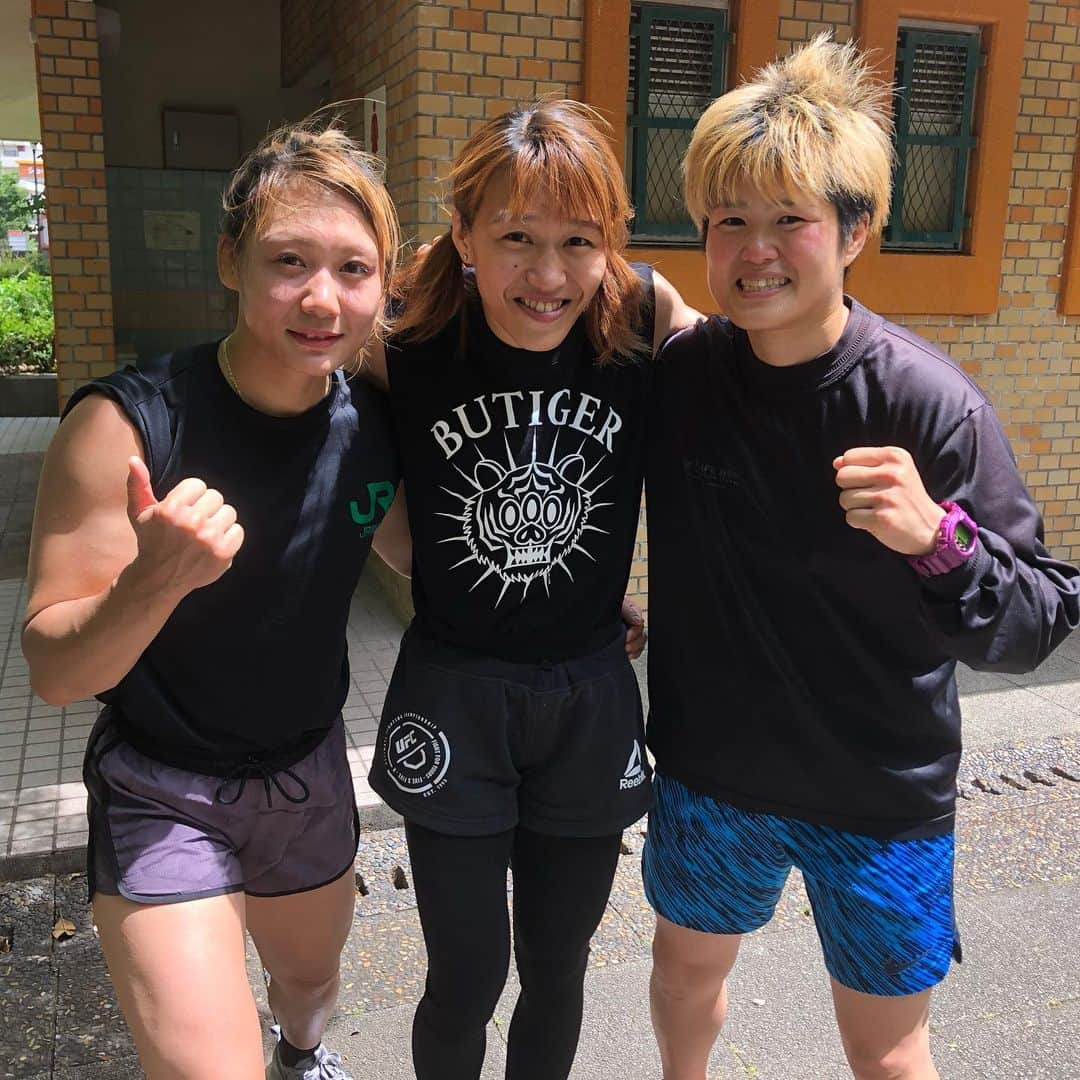 朱里さんのインスタグラム写真 - (朱里Instagram)「Trio🧡  #trio #threesome #morning #hotday #running #runninggirl #jogging #park #mma #wmma #ufc #pancrase #rizin #match #fight #ufcgreenville #friends #good #photography #today #三人組 #仲良し #仲間 #好き #朝 #ランニング #ジョギング #ジョギング女子 #公園」6月14日 11時25分 - syuri_official