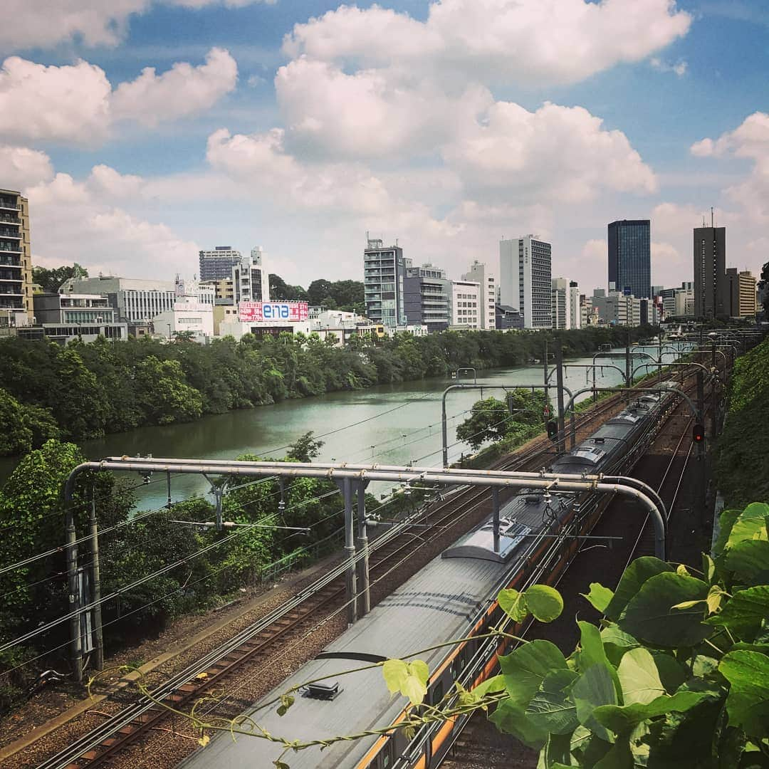 法政大学さんのインスタグラム写真 - (法政大学Instagram)「今日は梅雨の晴れ間となりましたね。朝の外濠には青空が広がっていました。 #法政 #大学 #hosei #university #外濠 #市ヶ谷 #hoseiblue #bluesky #clouds」6月14日 11時17分 - hosei_university