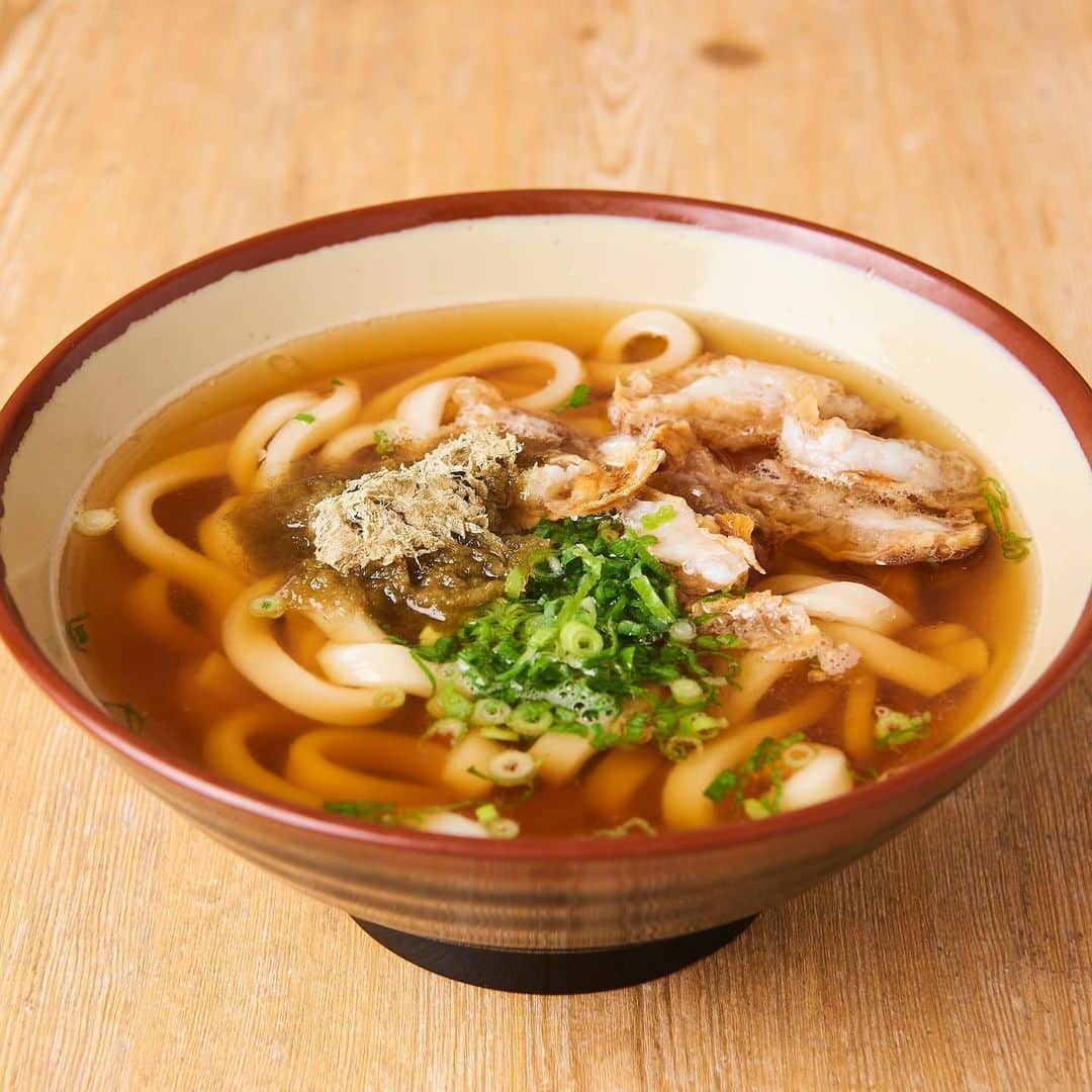 串カツ田中さんのインスタグラム写真 - (串カツ田中Instagram)「. 大阪名物【かすうどん】って食べたことありますか？ 【かす】は牛ホルモンをカリカリになるまで油で揚げた大阪発祥の味です。コラーゲンたっぷりで女性に嬉しい食品でもあります☆ 大阪っ子の〆の定番です！ . . #串カツ#串カツ田中#2度付け禁止#揚げたて#大阪伝統の味#かす#かすうどん#グルメ#大阪グルメ#東京グルメ#うどん#和風#体に優しいごはん#おつまみ#お得#お酒好きと繋がりたい#飲み#beer#お酒#飲み放題#お酒大好き#うどん部#ホルモン#大阪の味#しめ#郷土料理#ご当地#ご当地グルメ#大阪#〆」6月14日 11時18分 - kushikatsu_tanaka