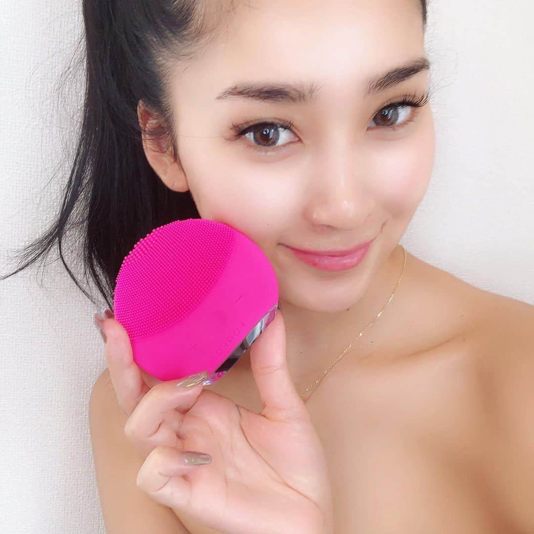 坂本マリアさんのインスタグラム写真 - (坂本マリアInstagram)「最近は、いつもの洗顔にこちらの @foreo_jp の洗顔器をプラスしています💋 ・ 毛穴の汚れや、手では落とせなかった角質を振動で浮かび上がらせる効果があるんだけど、使うとやっぱり全然違います😭✨✨ 後化粧水の入りもよくなった気がする🙆‍♀️ ・ 私は #lunamini2 を使ってます！ ・ #FOREO #lunamini2 #PR #foreo_japan #洗顔 #洗顔フォーム #洗顔器 #毛穴ケア #美肌 #美意識 #毛穴レス #美容グッズ #クレンジング #美容好きな人と繋がりたい #followme #マリア美容」6月14日 11時19分 - sakamoto_maria