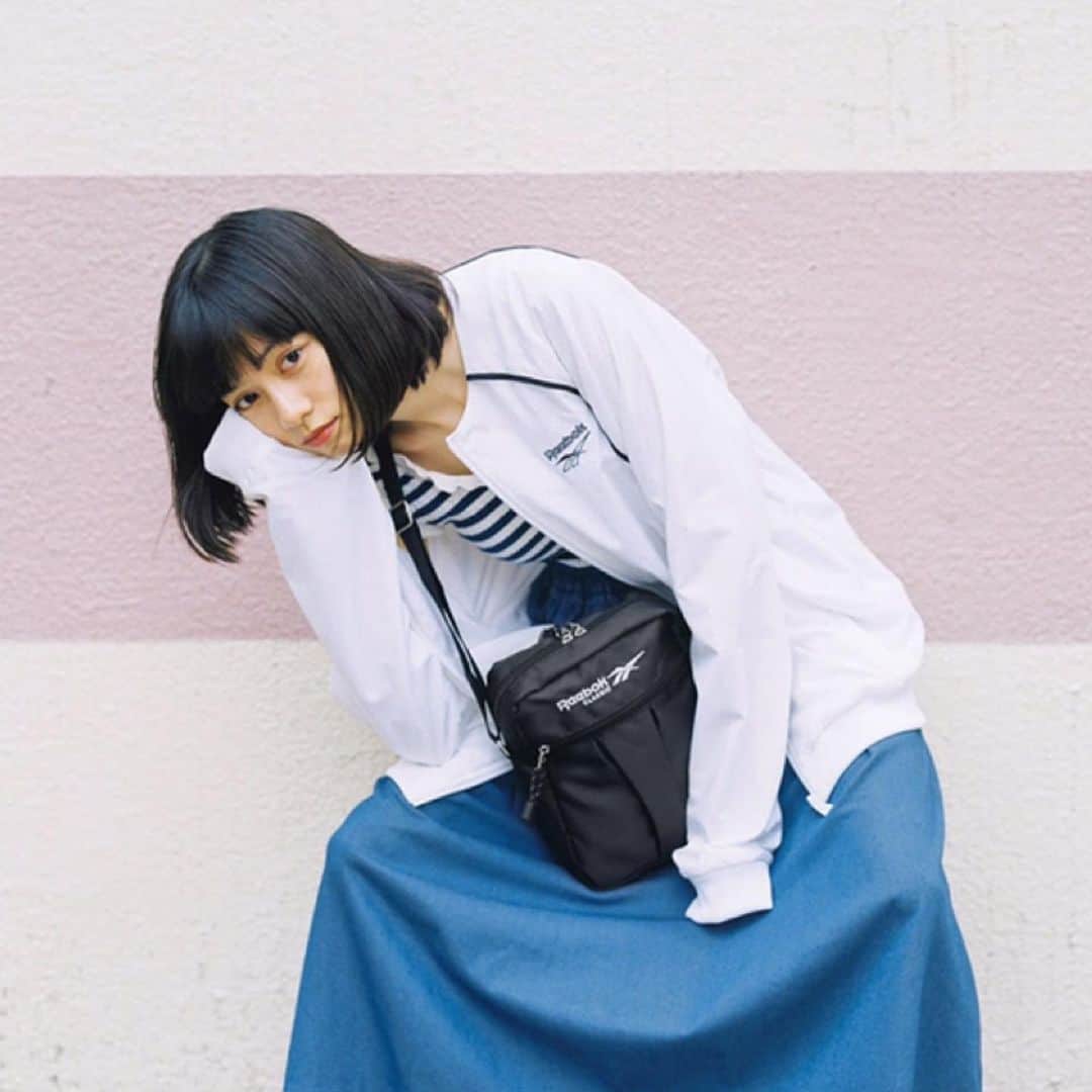 Reebok classic JPさんのインスタグラム写真 - (Reebok classic JPInstagram)「宝島社よりReebok CLASSIC」のオフィシャルブック第4弾本日より発売開始！  カバーモデルは女優としても大活躍中のヤオ・アイニン（ピピ）さん。 “恋するReebok CLASSIC”をテーマにINSTAPUMP FURYを履きこなしてくれました！  本誌限定の特別アイテムは、 Reebok CLASSIC ショルダーバッグ＆カラビナ の豪華2大特典！  詳細は@ multimedia_tkj をCheck! ------------------------------------ 『Reebok CLASSIC SHOULDER BAG BOOK』 1,680円＋税 2019年6月14日発売  バッグサイズ（約）：幅18×高さ24×マチ7cm カラビナサイズ（約）：2.5×4.7cm ストラップの長さ：130cm[最長] ------------------------------------ #リーボッククラシック #インスタポンプフューリー#ポンプラブ#ReebokCLASSIC #ヤオアイニン#宝島社 #宝島社付録 #ショルダーバッグ」6月14日 11時27分 - reebokclassicjp