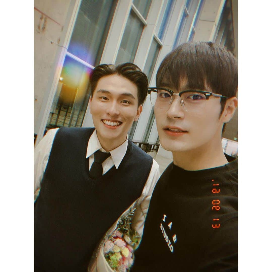 イ・チャンヨプさんのインスタグラム写真 (イ・チャンヨプInstagram)「모두가 코뿔소가 된 세상에 남은 최후의 인간. 이주형