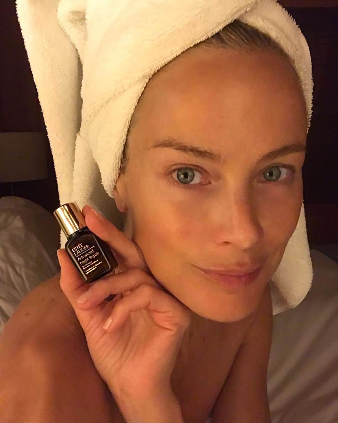 キャロリン・マーフィーさんのインスタグラム写真 - (キャロリン・マーフィーInstagram)「Nothing like a hot bath, a little skin repair from @esteelauder essentials and a good nights sleep! How about you, staying in or going out? #thenightisyours #esteemodel 💖」6月14日 11時32分 - carolynmurphy