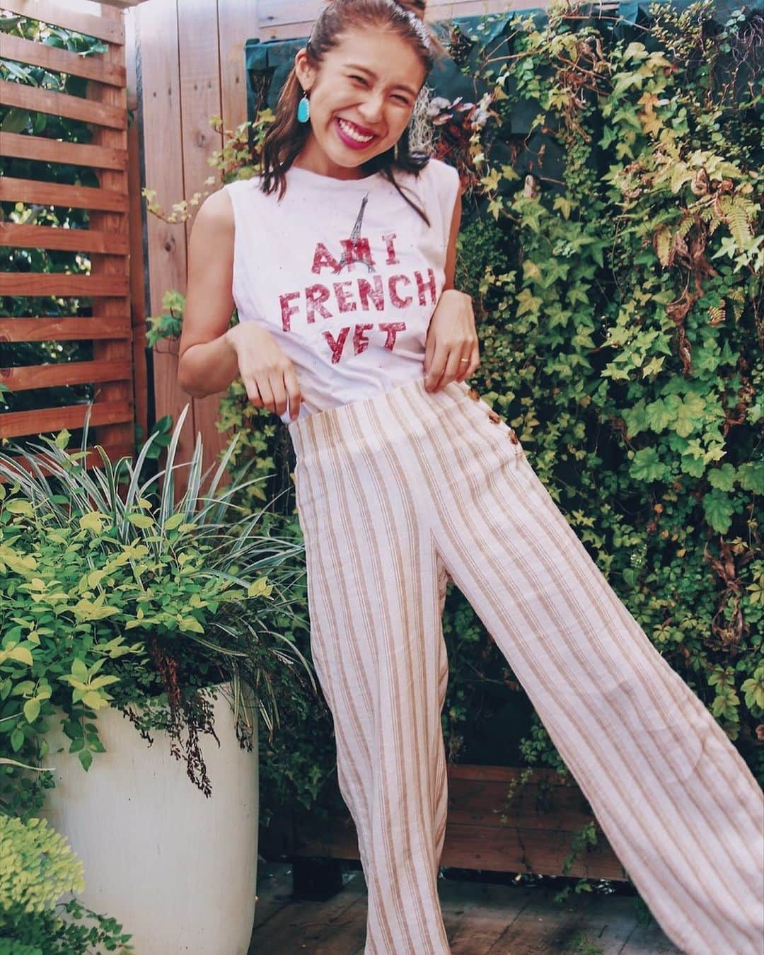 磯部映見さんのインスタグラム写真 - (磯部映見Instagram)「This stripe linen pants is my idea of the perfect spring/summer outfit！天気が良いと息子のお迎えの後に遊び足りないと公園へ行く日も増えてもっぱらパンツスタイル🌈  ラクチンだけどお洒落なリネン生地が好きでこの夏はGapのハイライズを重宝する予定😊💕 anna magazineのタイアップ記事を読んで、流行りよりも自分らしく、質感とか履き心地にこだわりたいなって思いました。@gap_jp  #GAPMOMENT #そのままがかっこいい #Gapハイライズ #ハイライズ #pr」6月14日 11時34分 - aimee_isobe