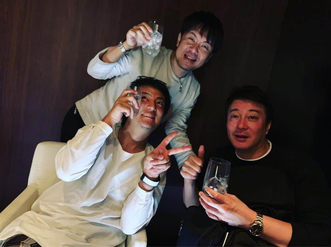 上地雄輔さんのインスタグラム写真 - (上地雄輔Instagram)「今日3人とも朝早かったのに結局…あへ🤪 #加藤浩次#こーずぃ #土田晃之#つっちーさん #バイキング#スッキリ#した朝じゃなかったけど#また3人並んでずっとくだらない話して笑ってた🤣🥃 こんなレギュラー陣が少ないゴールデン番組ないよね😅 #いつもあんがと😊#大好きだZ」6月14日 11時35分 - usk_kmj