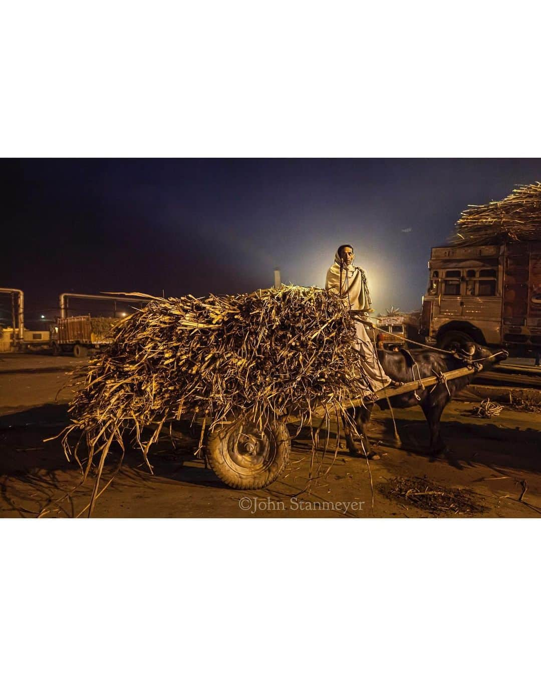 ジョン・スタンメイヤーさんのインスタグラム写真 - (ジョン・スタンメイヤーInstagram)「Swipe ~ Often we meet someone so briefly, remembering their impression for years and never know or remember their names. This statuesque man appeared unexpectedly with his oxen-pulled cart, piled with sugarcane at a sugar processing centre in Kinauni in Uttar Pradesh, India. After taking two pictures, he smiled, then left. Whenever I think of this story I did in India a few years ago, a story about sugar for National Geographic that never was published, this handsome fellow comes to mind and our briefest moment of meeting each other. - @natgeo @natgeoimagecollection #india ##uttarpradesh #kinauni #sugarcain #man #oxen #ox #night #fromthearchive #unpublished」6月14日 11時38分 - johnstanmeyer