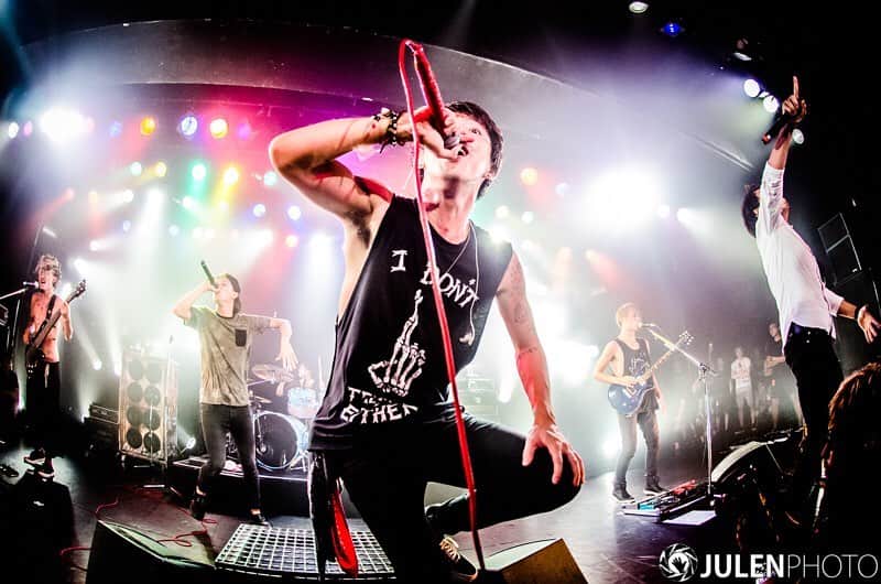 Julen Esteban-Pretelのインスタグラム：「I first saw @oneokrockofficial at the 10th Anniversary show of Ebisu Liquidroom in August 2014. I even got to shoot them and they liked my photos, so they started hiring me starting from their following tour. @kencrossfaith and @masato_coldrain joined  on stage to sing with @10969taka at some point. Does anyone know what they sang together that night? #TOURDREAMS #julenphoto #oneokrock #crossfaith #coldrain  Shot with @nikonjp: Nikon D7000, Nikkor DX 10.5mm f/2.8, ISO3200, 10.5mm 1/1600 s at f/2.8, no flash #nikon #nikonjp #clubnikonjapan」