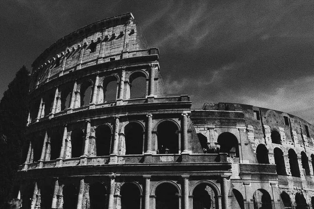 広瀬未花さんのインスタグラム写真 - (広瀬未花Instagram)「Colosseo.  ずっと見たかった遺跡。 ローマの数ある古代遺跡の中でも、やはり圧倒的な存在感がある「コロッセオ」。 ５万人を収容できたという円形闘技場で、 当時建設されたこの巨大な建造物を人々がラテン語の「巨大」という言葉「コロッソ」にちなんでニックネームとして「コロッセオ」と呼ばれてきたのだとか。 ・ ここでは当時、見世物としての猛獣と剣闘士との闘いや、処刑など多種多様な催しが行われていたのです。 (想像するとちょっと恐いですが。) ・ それでも、時が経っても色褪せない威厳があり造形美を感じる佇まいでカッコいい。 人々を惹きつける建築物ですね。 ・  @eos_canonjp EOSKissx10 ・ #Italy #roma #Colosseo #travel #EOS #Eoskissx10 #new #one #monochrome #photography」6月14日 11時41分 - micahirose