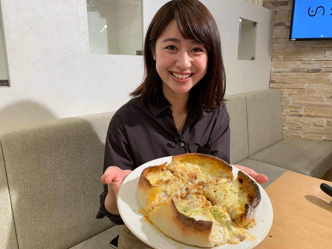 久冨慶子さんのインスタグラム写真 - (久冨慶子Instagram)「先日のみさきちゃんとのロケ😋 とろんとろんのシカゴピザを初めていただきました🍕 凄いボリュームです！！ シェアがオススメ！！ にこちゃんポテトに付けて食べるのも🙆‍♀️🧀 ＊ ＊ #林美沙希 アナ #久冨慶子 #シカゴピザ #ロケ #にこちゃんポテト #２つあるから安心」6月14日 11時51分 - keiko0hisatomi