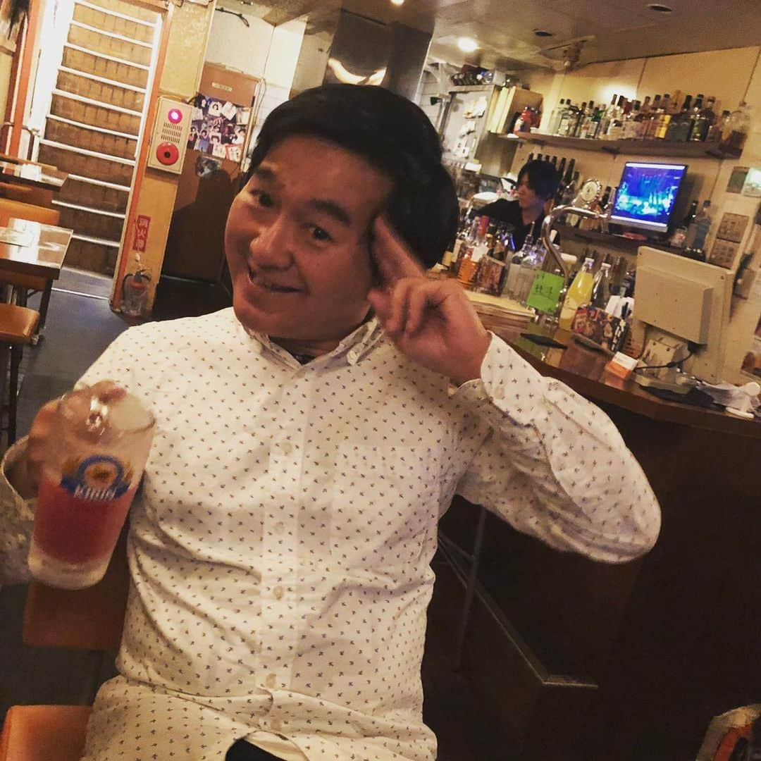 小石田純一さんのインスタグラム写真 - (小石田純一Instagram)「歌謡曲バーで乾杯。  #乾杯 #バー #bar #歌謡曲バー #小石田純一 #お笑い芸人 #ものまね芸人 #ピン芸人 #芸人 #トレンディ」6月14日 11時47分 - koishida.trendy