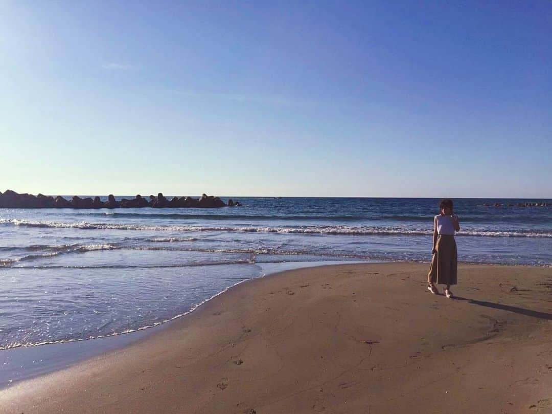 松浦彩さんのインスタグラム写真 - (松浦彩Instagram)「*** 波がおだやかに、幾重にも重なって打ち寄せる不思議な地形の場所。綺麗でした☺️💕 ⠀ この写真を撮ってくれた人は、あの日あの時間に湯野浜で撮影がなければ出会えなかった、海の向こうに暮らす人。ご縁ってすごい！ ⠀ Photos by @gperrinslife  #thanksformeeting #出会いに感謝 ⠀ #湯野浜 #yunohama #tsuruoka #yamagata #seaside #landscape #comingsummer #yamagatagram #山形旅行 #山形観光 #travelinjapan #japanesecountryside #海辺の暮らし #海のある風景 #たびじょ #松浦彩」6月14日 11時48分 - ayamatsuura.s